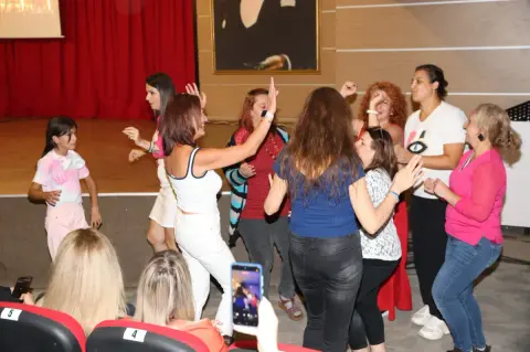Çiğli Komedi Akşamları Roman Gecesiyle Başladı