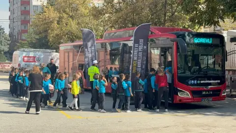 Konya’da nezaket otobüsü öğrencilerle buluşuyor