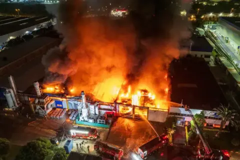 Manisa OSB'de akü fabrikası yangını kontrol altına alındı