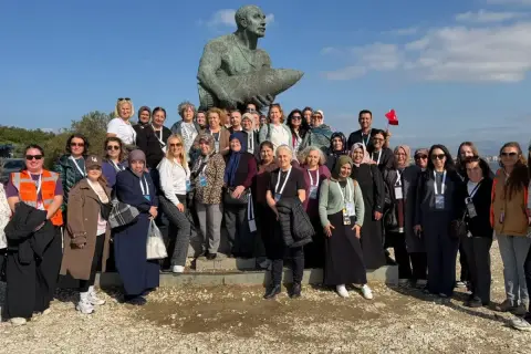 İzmir'de gençler Efes'te yürüdü, kadınlar Çanakkale'yi keşfetti