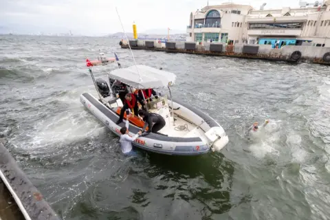 İzmir Körfezi'nde yangın tatbikatı: Dalgıçlar hayati kurtardı
