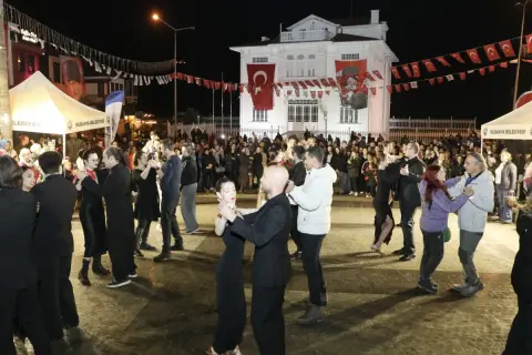 Yağmur da alıştıramadı: Mudanya'da Cumhuriyet Valsi