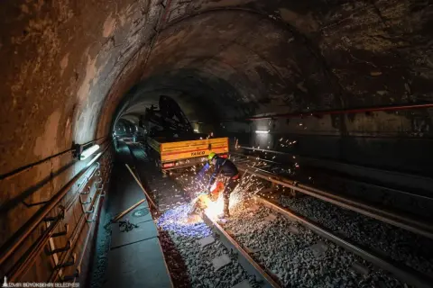 İzmir Metrosunda Güvenli Ulaşım İçin Ray Yenileme Çalışmaları Sürüyor