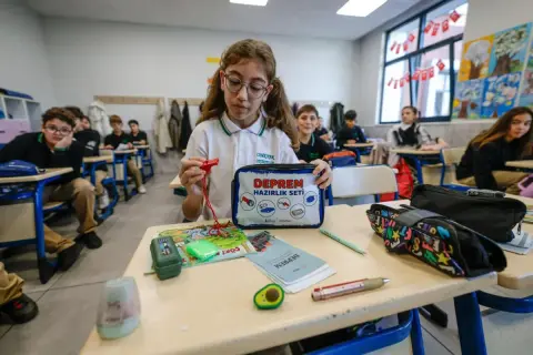 İzmir'de öğrencilere deprem çantası ve afet eğitimi