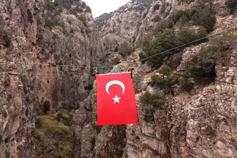 DEBAK'tan kanyona dev bayrak: 75 metreden iniş