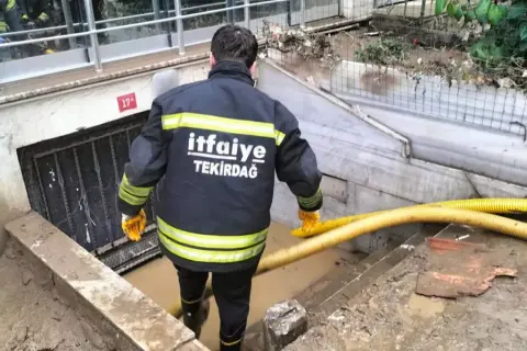 Tekirdağ'dan İstanbul'a 26 kişi, 10 motopomp yardımı