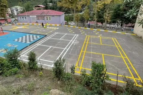 Trabzon'da 13 okul bahçesi renklendi