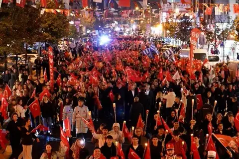 Beylikdüzü'de 103. Yıl Coşkusu: Kortej ve Esir Başkan Mektubu