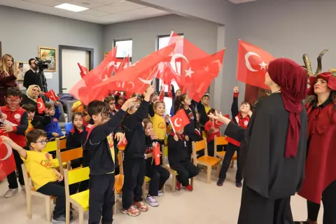 Keçiören'de 29 Ekim: Çocuklar "Sihirli Sandık"ı açtı