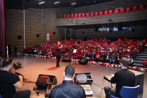 Çayırova'da 29 Ekim konseri: Hemşehriler bayraklarla eşlik etti