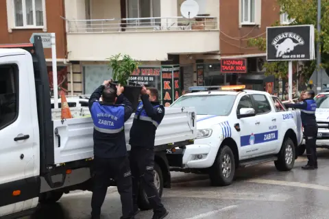 Nilüfer'de kaldırım işgaline son: Tabelalar toplandı