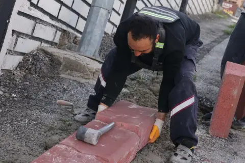 Keçiören'de kaldırım ve bordür yenilemesi sürüyor