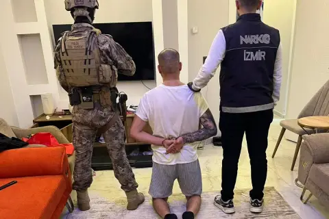 Almanya'da aranan uyuşturucu zanlısı İzmir'de yakalandı