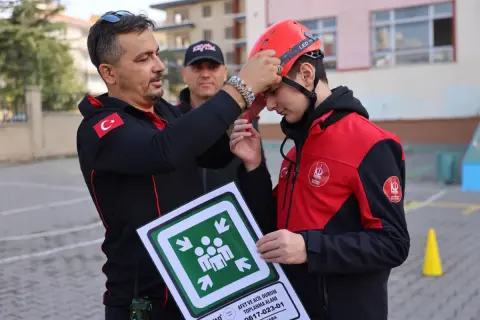 Keçiören'de afet eğitimi: Öğrencilere düdük ve boyama kitabı hediye edildi