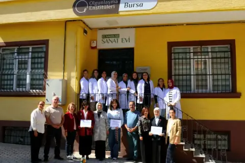 Özbek Ustalar Bursa'da Anadolu Nakışı Öğreniyor