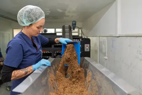 İzmir sahipsiz canlar için kendi mamasını üretiyor