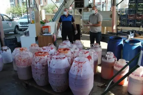 Zabıta baskını: Çürük domatesle salça yapıyorlardı