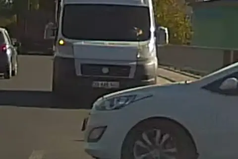 Düzce'de ters yön minibüs korkusu: Kameraya yakalandı