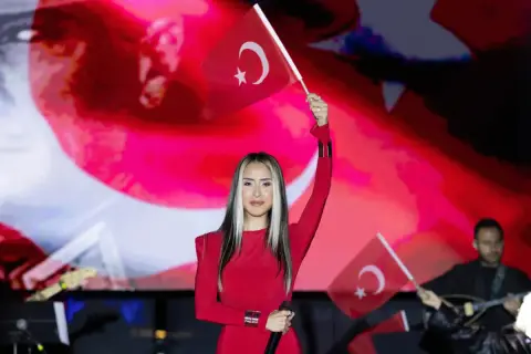 Hande Ünsal Cumhuriyet'i kırmızı elbiseyle kutladı