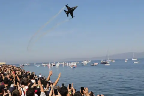 Mudanya'da SoloTürk şovu: Trafik kilitlendi, binler izledi