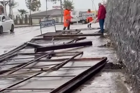 Düzce Akçakoca'da fırtına tabelaları devirdi