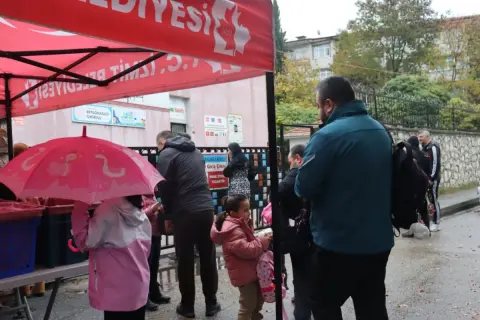 Yağmur da durduramadı: İzmit'te Beslenme Saati devam ediyor