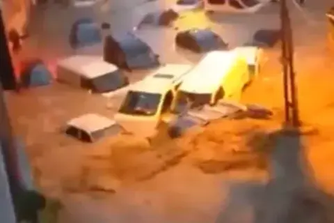 Fatih'te su birikintisindeki akım 14 yaşındaki çocuğu götürdü