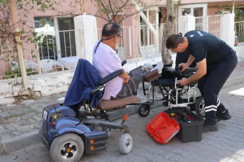 Muğla'da tekerlekli sandalyeler eve giderek tamir edilecek