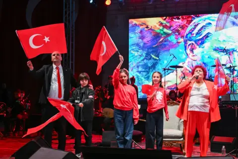 Bornova'da 29 Ekim coşkusu: Selda Bağcan 20 şarkı söyledi