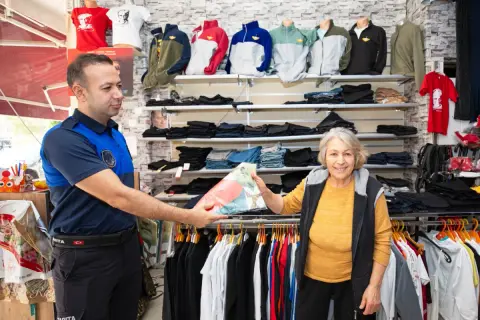 Narlıdere'de 29 Ekim coşkusu: Esnafa Türk bayrağı dağıtıldı