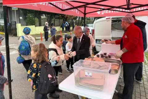 İzmit'te 'Beslenme Saati': 3 okula börek ve tatlı gitti