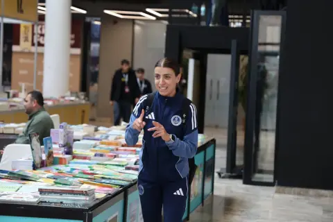 İrem, kitapların dünyasını işaret diliyle keşfetti