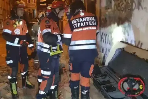 Beyoğlu’nda 5 katlı metruk çöktü! Göçükte kimseye rastlanmadı!