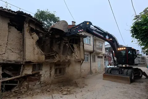 Yenişehir'de kırsal metruk binalar yıkılıyor: Güvenlik sağlandı