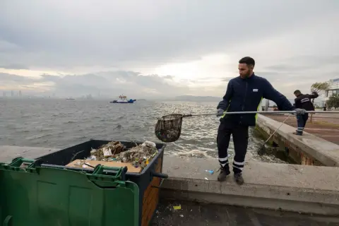 İzmir Körfezi yağmur atıkları temizleniyor: Deniz süpürgeleri devrede