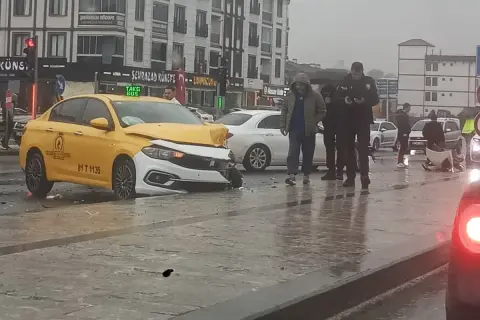 Düzce'de taksi-otomobil çarpışması: 4 yaralı