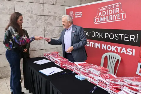 Nilüfer'de ücretsiz Atatürk posteri dağıtımı başladı