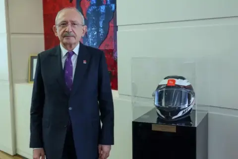 Murat Can'ın kaskı Kılıçdaroğlu'nun makam odasında