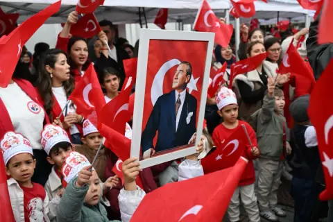 Çocuklar 'Cumhuriyet İlan Edildi' gazetesi dağıtı