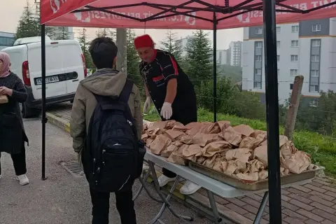 İzmit'te 'Beslenme Saati': Öğrencilere meyve ve kek ikramı