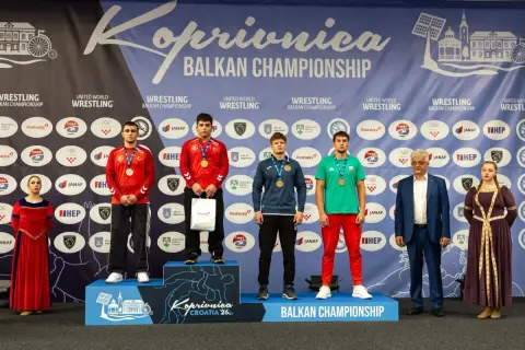 Yıldırımlı güreşçiler Balkan'dan altın ve bronzla döndü