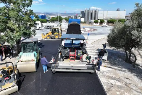 Manisa'da 2 km yol asfaltlandı, mahalle sakinleri gülüştü