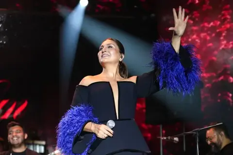 Sibel Can 'Kıyamam'ı 3 kez söyledi, Cahide'de coşku