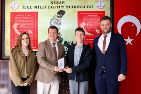 Keşan'ı temizleyen liseliye Müdür'den plaket