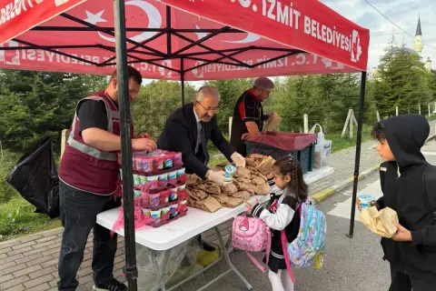İzmit'in öğrencilere desteği sürüyor