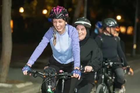 İzmir'de görme engelliler Kültürpark’ta pedal çevirdi