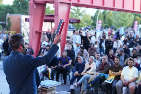 Kocaeli Kitap Fuarı'nda nadir eserler müzayede edildi