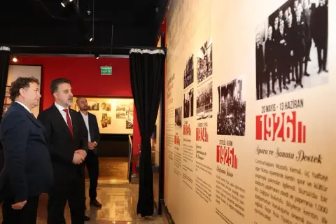Bursa'da 'Bakarsan Cumhuriyeti Görürsün' sergisi açıldı