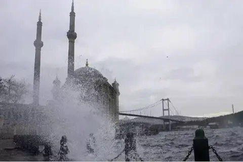 MGM'den şiddetli sağanak uyarısı: Ege, Marmara ve Akdeniz'de dikkat