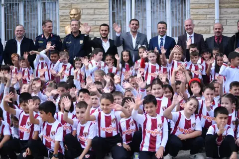 İnegölspor'dan 750 öğrenciye forma hediyesi